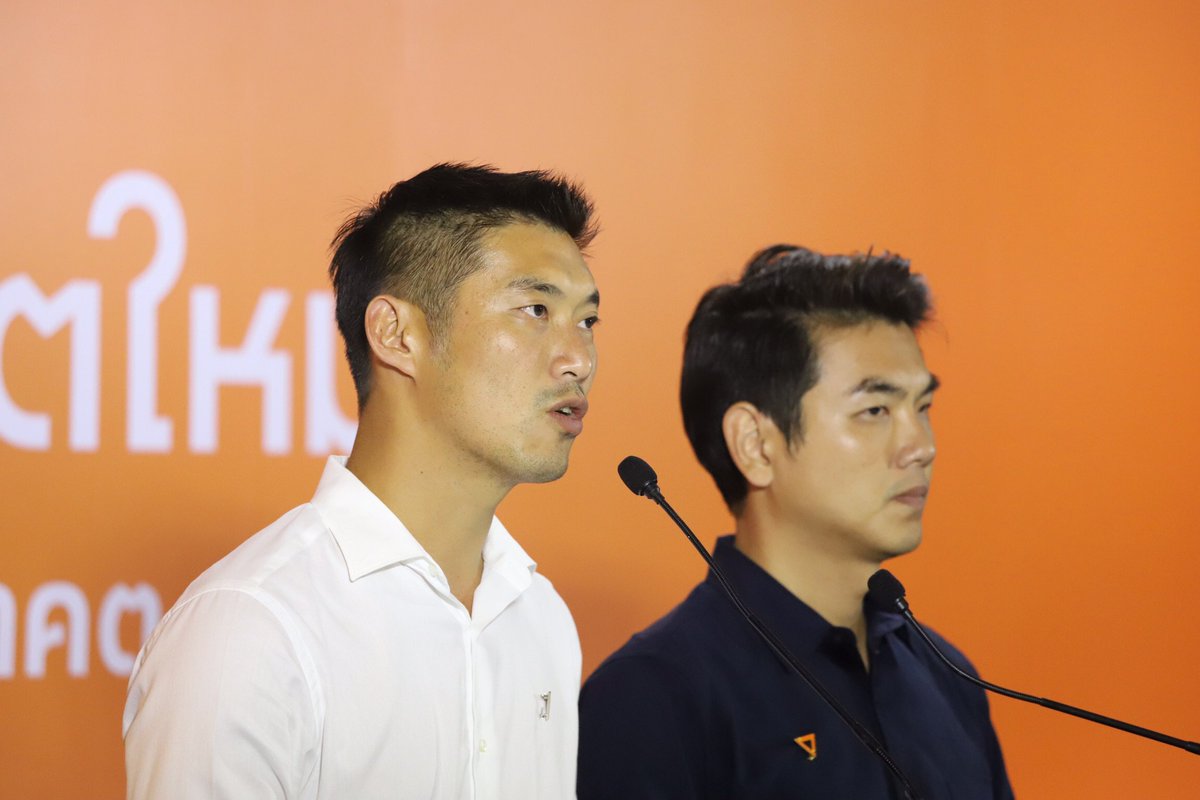 thestandardth's tweet photo. ธนาธร-ปิยบุตร นำทีมพรรค #อนาคตใหม่ แถลงการณ์ขอบคุณ���ุกคะแนนเสียง โดยเชื่อว่า พลังของประชาชนทุกคนที่ออกไปใช้สิทธิเลือกตั้ง คือพลังแห่งประชาธิปไตย และทุกคะแนนเสียงคือพลังแห่งความเปลี่ยนแปลง 

ภาพ: ดิษยุตม์ ธนบุญชัย

#TheStandardElection
#ThailandElection2019
#เลือกตั้ง62 https://t.co/ive7f0N7YE