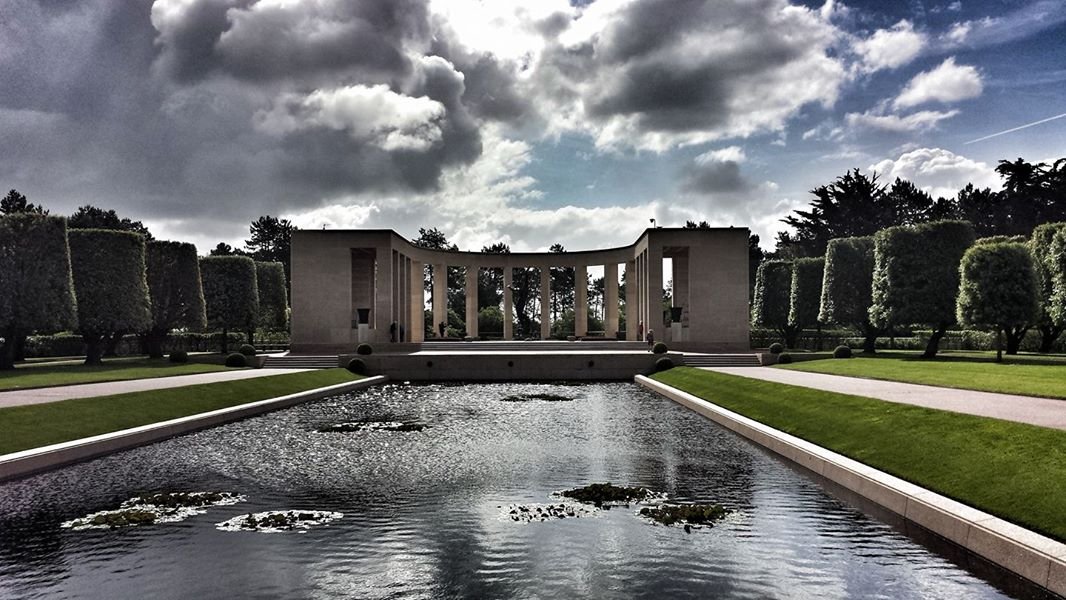 nickfshort's tweet photo. American cemetery above Omaha Beach.
#DDay73 https://t.co/BlgpvQoF9Q