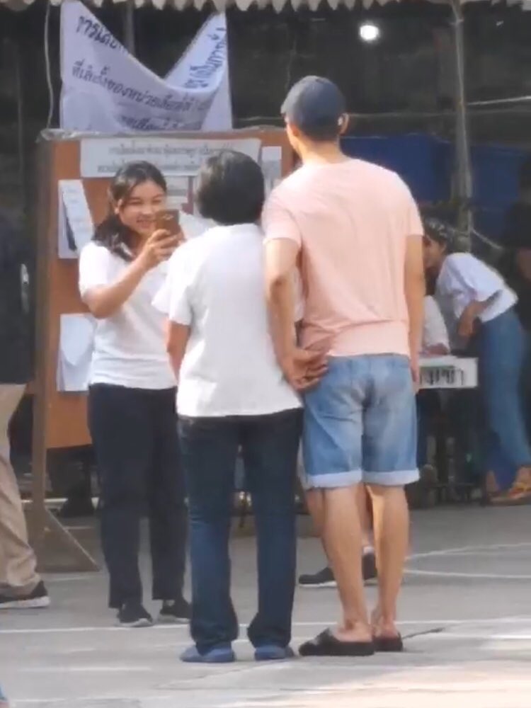 noizzaap's tweet photo. คือแต่งตัวมาแบบไม่คิดว่าจะมีคนขอถ่ายภาพ?
คิดว่าทุกคนคงวุ่นวายกะการเลือกพรรคการเมือง?
ป่าวเล๊ยขุนพี่!!!!....ทุกคนตื่นเต้นและอยากถ่ายรูปกะขุนพี่ท้างน๊านนนน
#popezaap #popestyle ทำให้คุ้นตา ทุกคนจะได้ชิน อิอิ 😂 https://t.co/f8suYJDpWZ