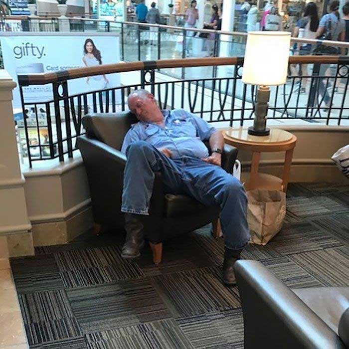 Men waiting for women doing shopping - magazish.com/2019/02/10/men…