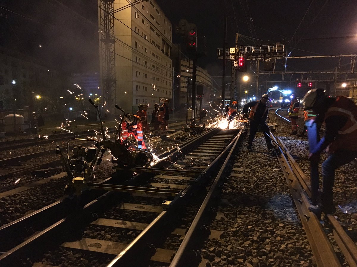 AntoinePpt's tweet photo. Ce week-end, les équipes du Groupement TSO @groupe_NGE et @ETFrailway sont mobilisées sur l’opération CASTOR entre Bercy et Villeneuve. https://t.co/OlfZoMhWiO