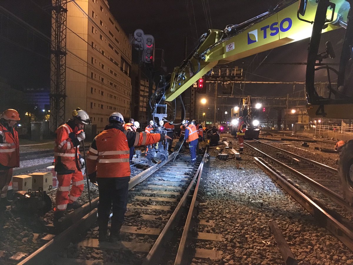 AntoinePpt's tweet photo. Ce week-end, les équipes du Groupement TSO @groupe_NGE et @ETFrailway sont mobilisées sur l’opération CASTOR entre Bercy et Villeneuve. https://t.co/OlfZoMhWiO