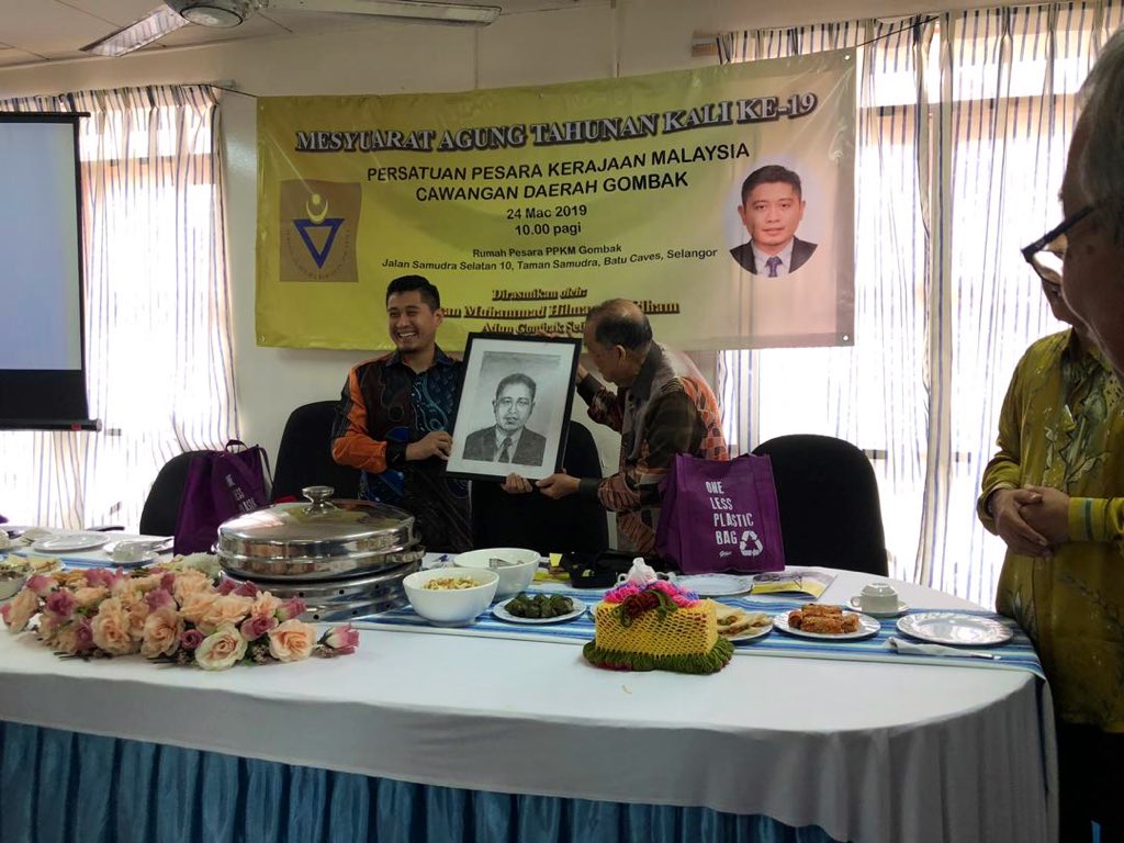 Hilman Idham Sur Twitter Menyantuni Warga Veteran Perkhidmatan Awam Sempena Mesyuarat Agung Tahunan Ke 19 Persatuan Pesara Kerajaan Malaysia Ppkm Caw Daerah Gombak Turut Hadir Sama Orang Besar Daerah Gombak Yang