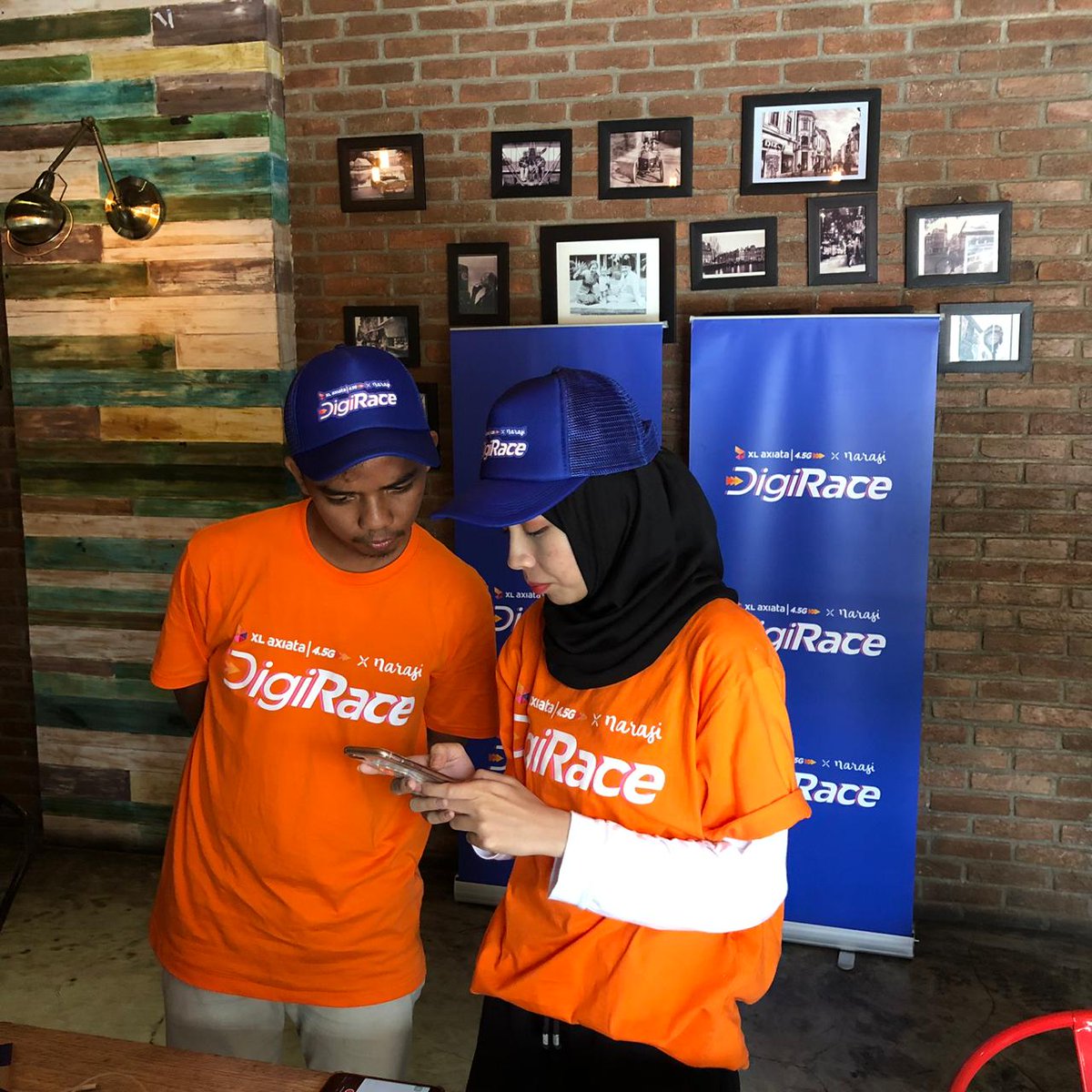 XLSMART's tweet photo. Tantangan #DigiRaceMKS #DigiRaceJOG #DigiRaceMDN kali ini diberikan oleh @matakitaid! Apakah mereka bisa menyelesaikan tantangan yang diberikan di #XLAxiataNarasiDigiRace kali ini? https://t.co/afTRA2fxr8 https://t.co/GPvJy0kvXe