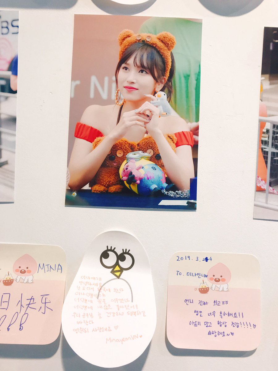 jiyulsic's tweet photo. 미나전시회 왔다 
미나야 생일 축하해요 
많이 많이 좋아해요
 @minafanunion 감사하고 사랑합니다
#미탕 #HappyMinaDay #미나공주데이 https://t.co/CYAa171Cv6