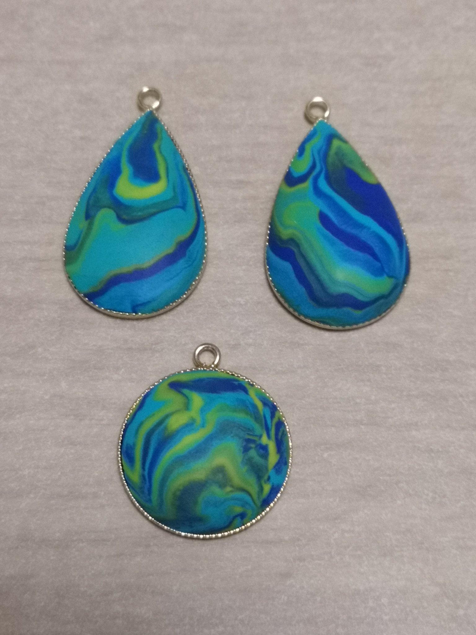 ももしょうえん ポリマークレイでマーブル模様のペンダントトップを作ってみた 色が複雑に混ざりあって面白い これは色の組み合わせを変えてまた作りたい ポリマークレイ フィモ 樹脂粘土 ハンドメイド T Co Yjrswtgaps Twitter