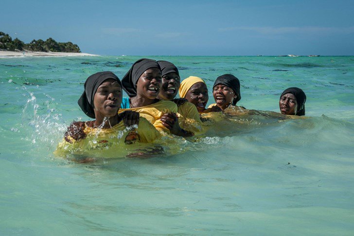 Photographer Anna Boyiazis documented the Panje Project enabling Zanzibari girls to learn to swim despite patriarchal restrictions placed on women #womensart