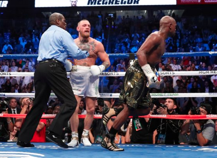 Floyd Mayweather wears bizarre ring walk outfit for Conor McGregor bout and  Twitter can't handle it - Mirror Online