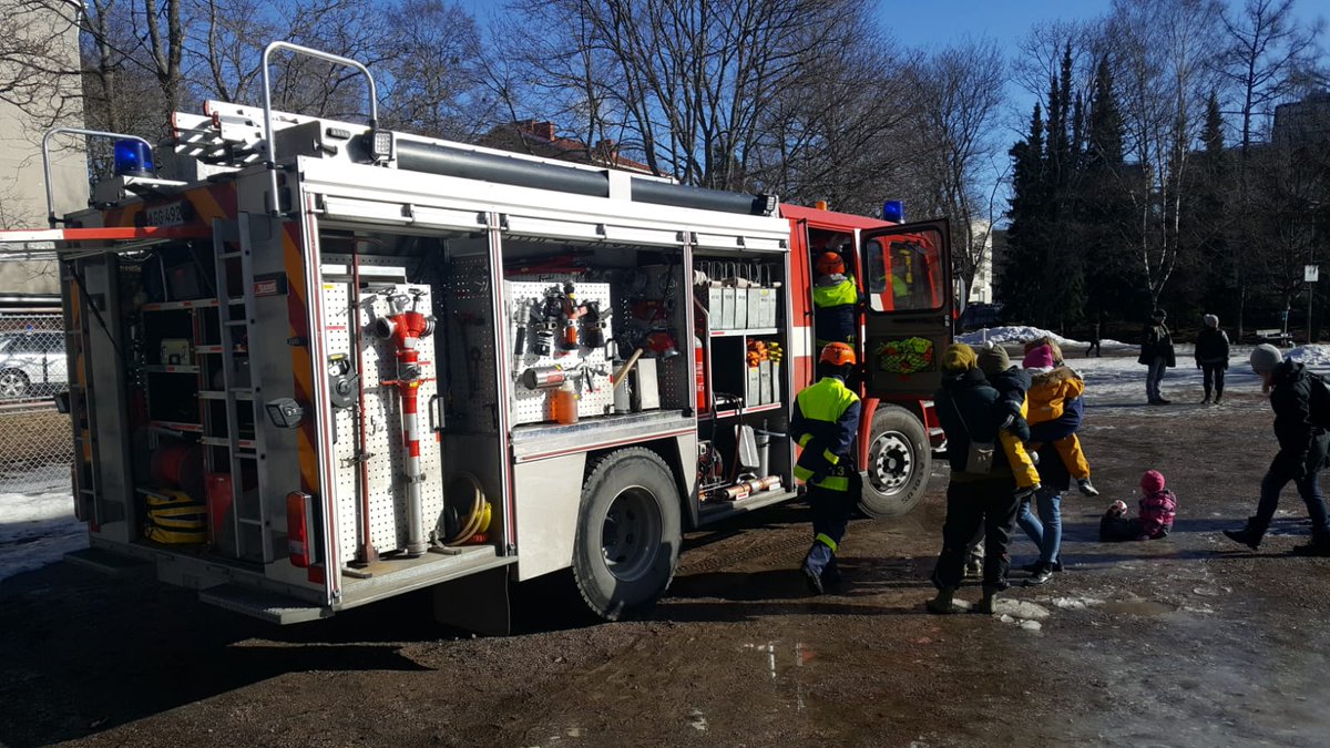 LHSP_ry's tweet photo. Palokunnan junnuja esittelemässä paloautoa #HE431 #keväthulina https://t.co/Fbf1NAuXqf