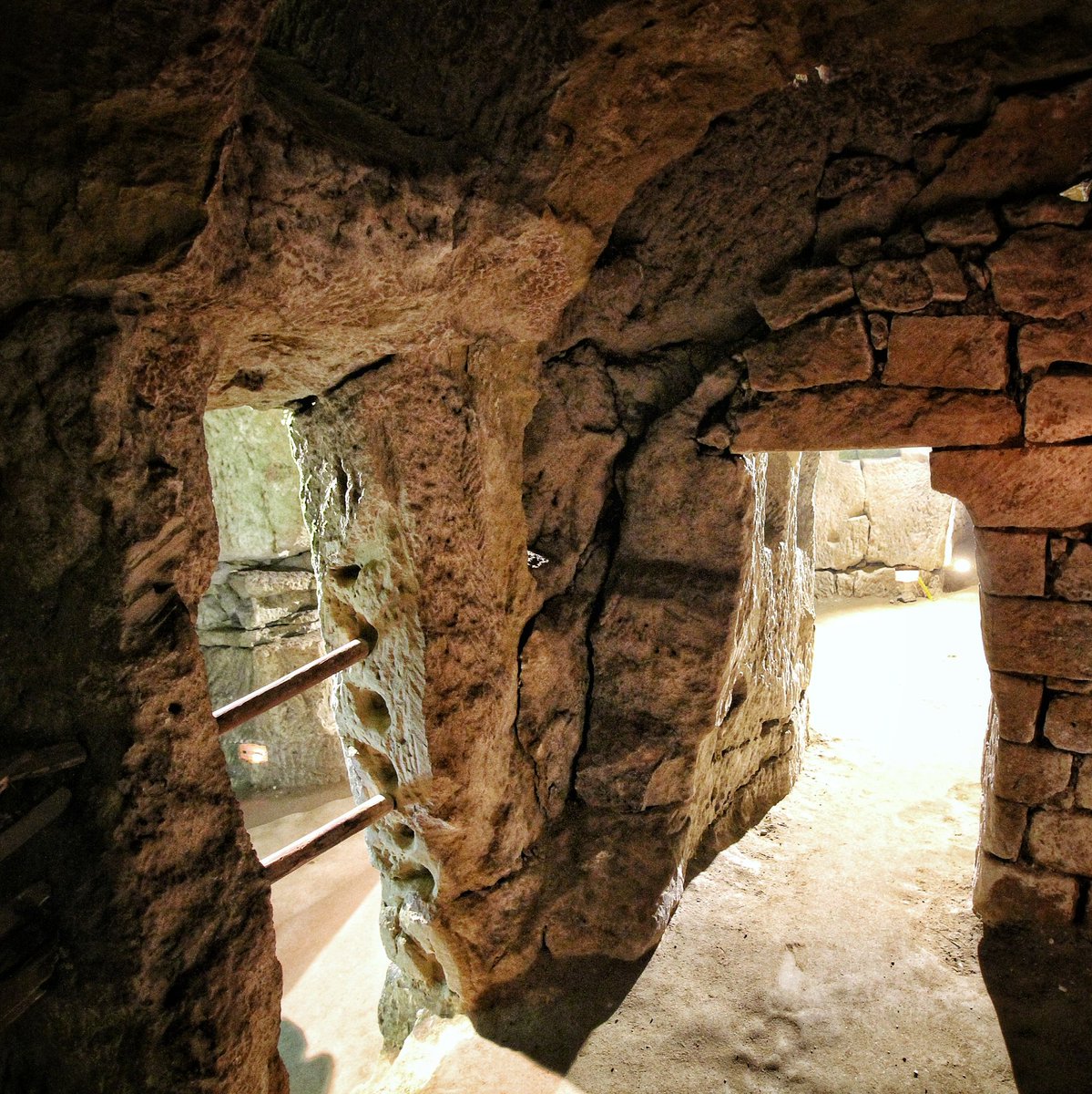BrezeChateau's tweet photo. 👉 Nous vous accueillons TOUS LES JOURS de 10h à 18h pour découvrir une incroyable forteresse troglodytique au château de Brézé ! 😉 Voici quelques photos qui annoncent ce que vous découvrirez lors de votre visite... 🏰 #ValdeLoire #Patrimoine https://t.co/aYVmO69zJu