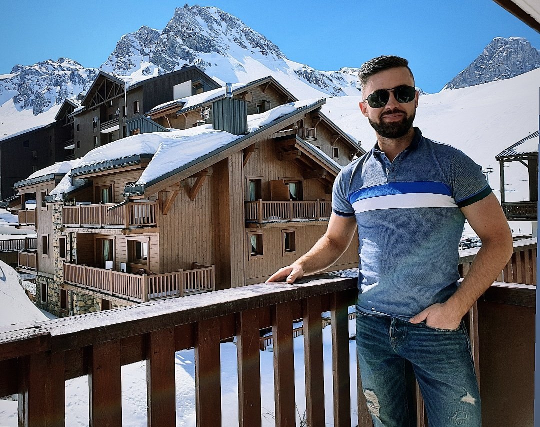 deric_tv's tweet image. Just as well my top matches the scenery. Sorry about the view lads!! Pennys hun! 😂😝🇫🇷🌎 #alps #snowboarding #TheWildLife