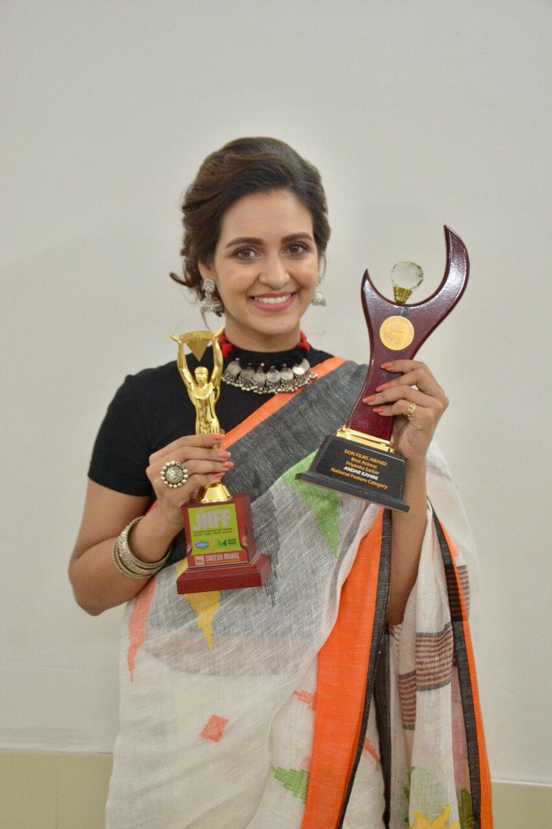 PriyankaSarkarB's tweet photo. When the #BestActressTrophies come home..❤️
#ForAndarKahini #JNFF & #EONFilmsAward
#BestActress https://t.co/W6cFZHNKi9