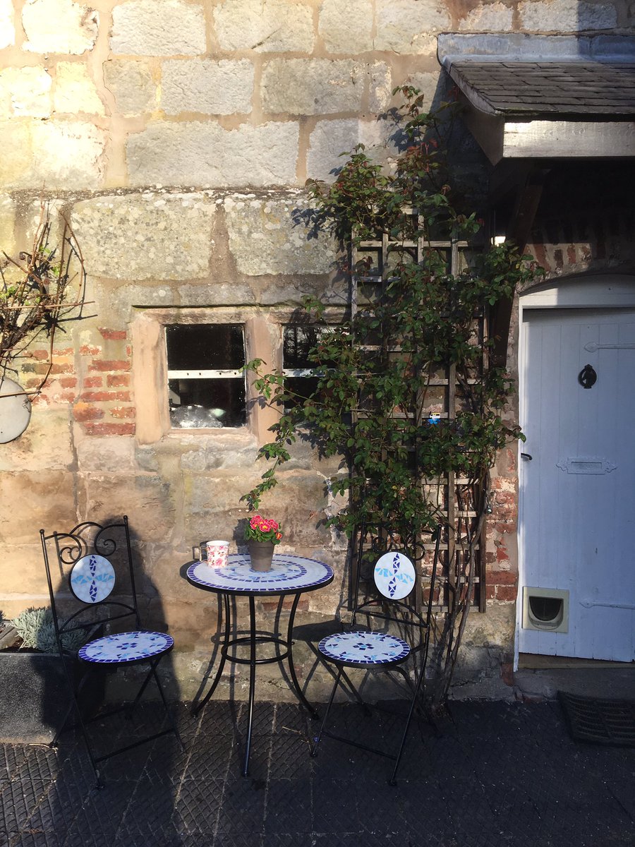 WaltzGarden's tweet image. Early start Spring breakfast this morning amid our flowering red currant, quince, fragrant hyacinth and some merry birdsong. #springhasarrived at #waltzgarden