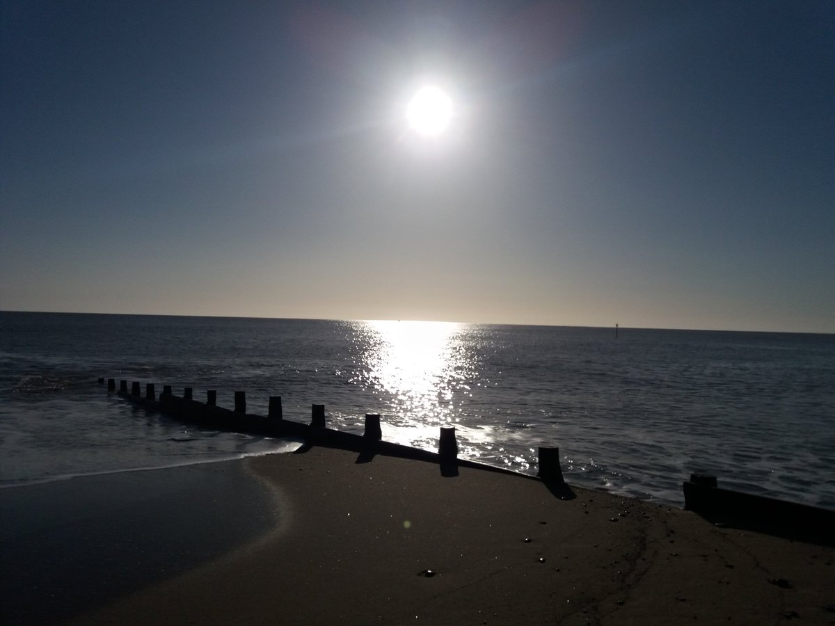 ENGLISHFUTURES's tweet photo. Beautiful #SundayMorning for #Hornsea. Not a breath of wind, and a big ten on the Jeff Lynne scale. It could be June, except it's five degrees. #ViewYorkshire #BBCWthrWatchers #BBCEngland #MyPlasticPledge #Yorkshire #PlasticFreeHornsea https://t.co/dX86JAbwmK