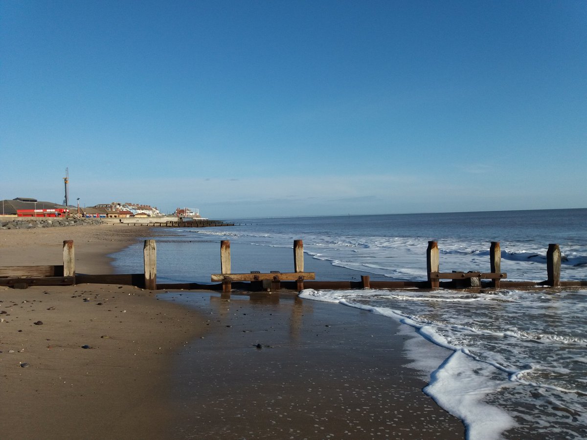 ENGLISHFUTURES's tweet photo. Beautiful #SundayMorning for #Hornsea. Not a breath of wind, and a big ten on the Jeff Lynne scale. It could be June, except it's five degrees. #ViewYorkshire #BBCWthrWatchers #BBCEngland #MyPlasticPledge #Yorkshire #PlasticFreeHornsea https://t.co/dX86JAbwmK