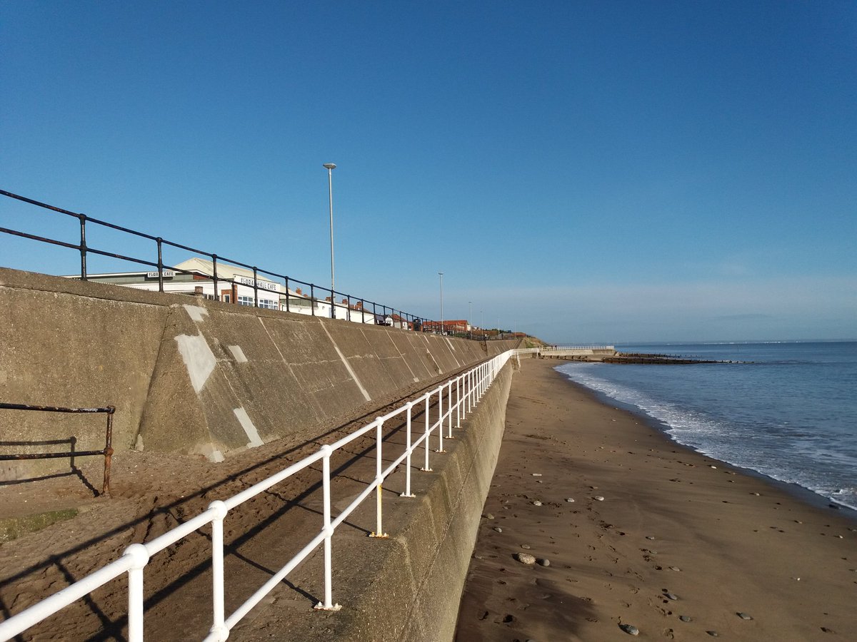 ENGLISHFUTURES's tweet photo. Beautiful #SundayMorning for #Hornsea. Not a breath of wind, and a big ten on the Jeff Lynne scale. It could be June, except it's five degrees. #ViewYorkshire #BBCWthrWatchers #BBCEngland #MyPlasticPledge #Yorkshire #PlasticFreeHornsea https://t.co/dX86JAbwmK