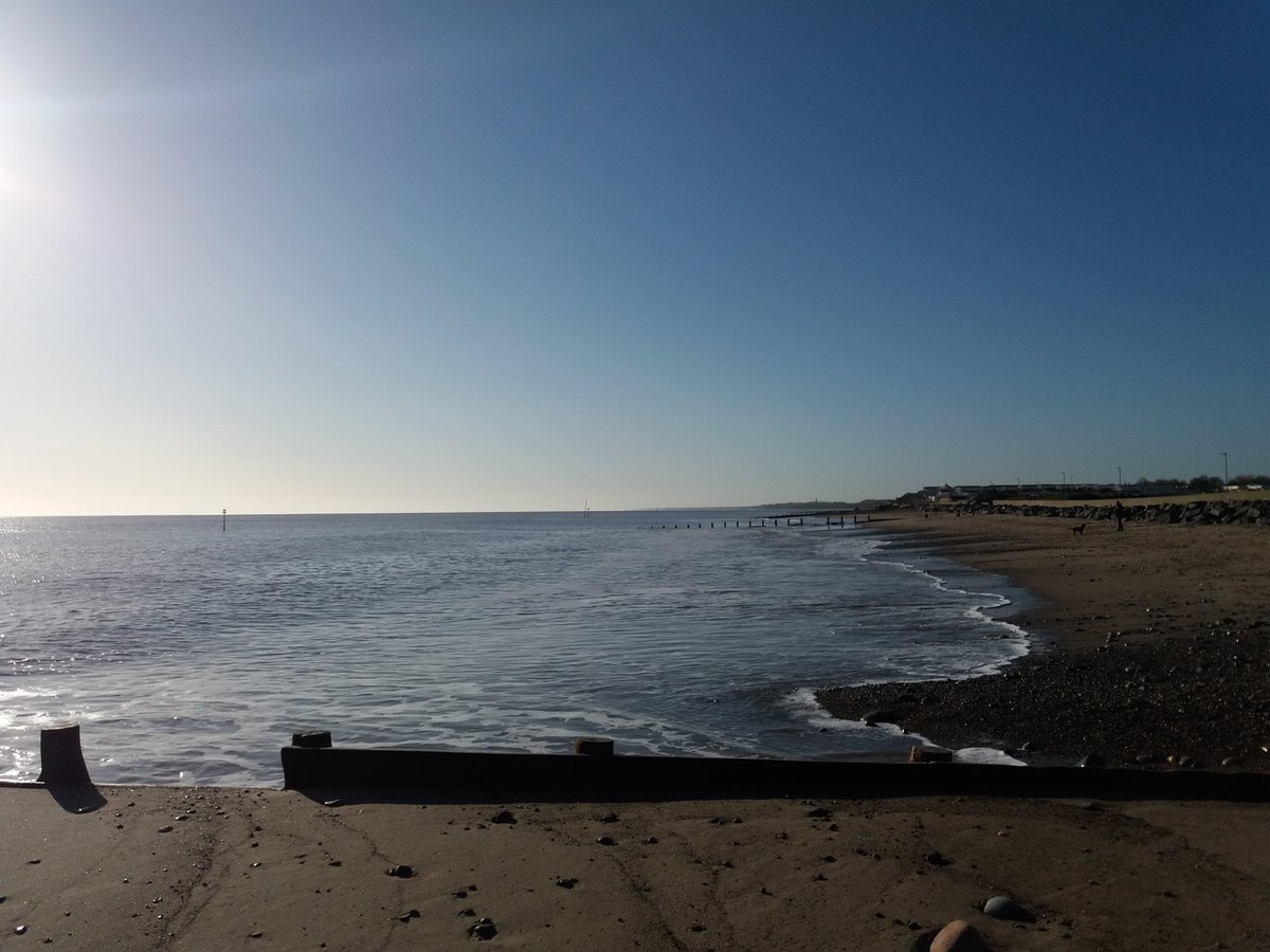ENGLISHFUTURES's tweet photo. Beautiful #SundayMorning for #Hornsea. Not a breath of wind, and a big ten on the Jeff Lynne scale. It could be June, except it's five degrees. #ViewYorkshire #BBCWthrWatchers #BBCEngland #MyPlasticPledge #Yorkshire #PlasticFreeHornsea https://t.co/dX86JAbwmK