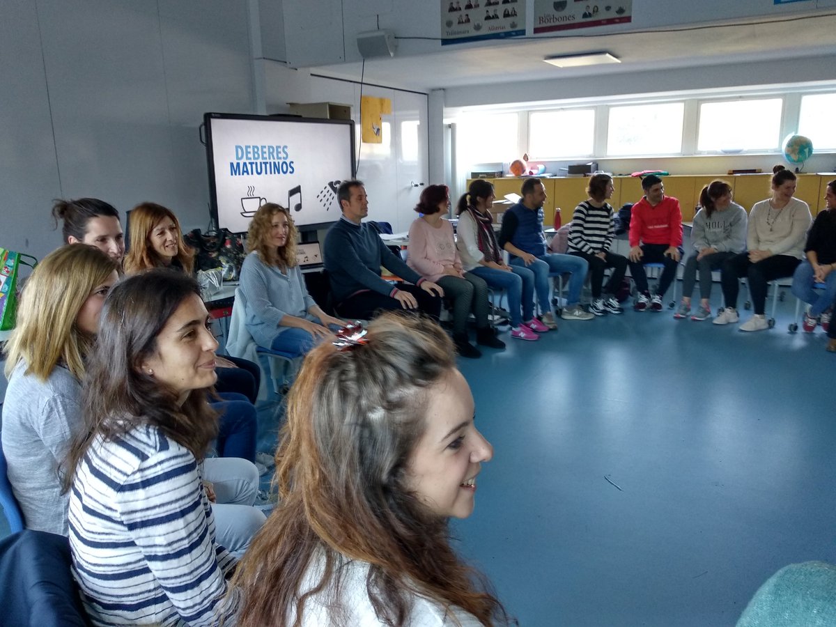 teachermanuela's tweet photo. Fantástico fin de semana de formación, compartiendo experiencias y risas #mindfulnessenelaula en @Colegio_CVE con @carlos_pallero @MaecenasEyC https://t.co/TMK3MVOY8K