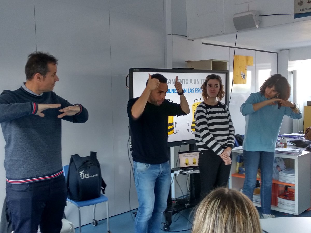 teachermanuela's tweet photo. Fantástico fin de semana de formación, compartiendo experiencias y risas #mindfulnessenelaula en @Colegio_CVE con @carlos_pallero @MaecenasEyC https://t.co/TMK3MVOY8K
