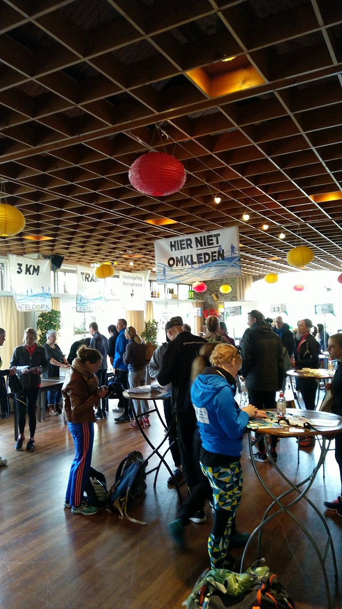 Het wordt al druk bij de inschrijving! #lenteloopeerbeek #datlaatjetochnietlopen