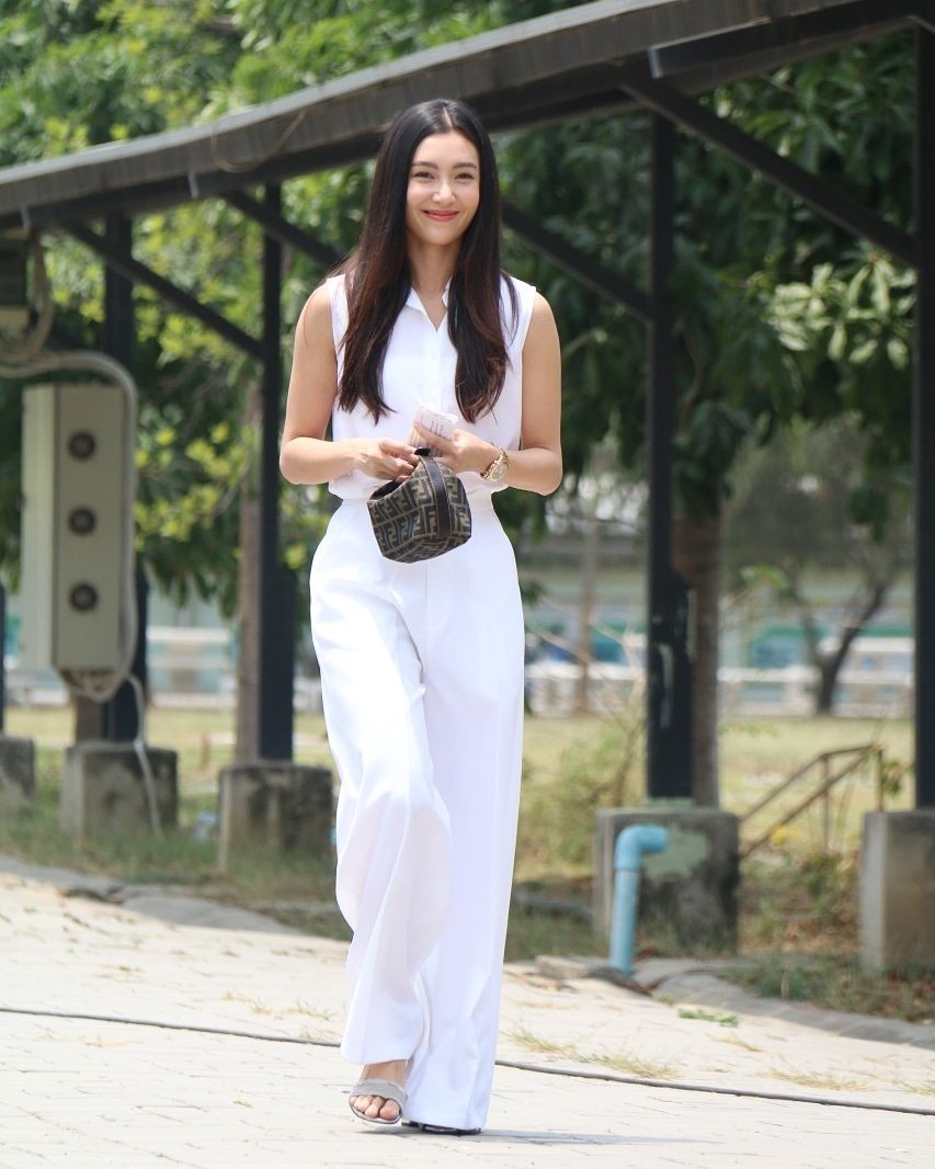 Lookkrajok's tweet image. ผู้สมัครรับเลือกตั้งเบอร์24เดินทางมาใช้สิทธิ์เลือกตั้ง พร้อมกองทัพนักข่าวที่รอทำข่าวของเธอ 🤣🤣