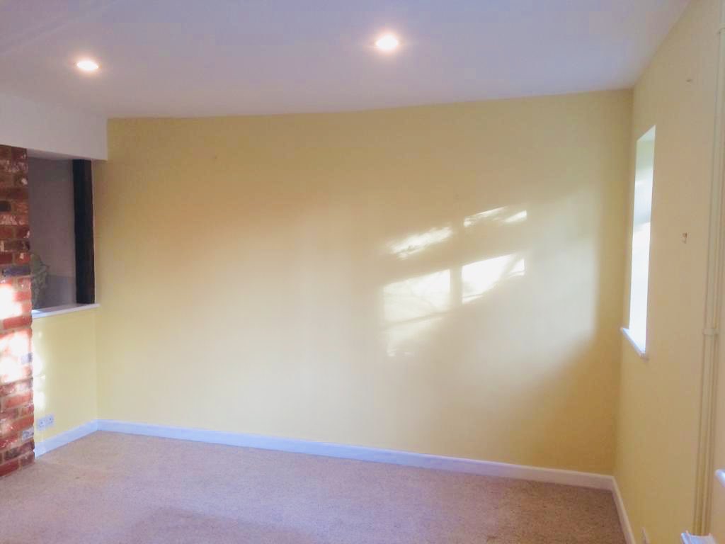 ThePaintHenley's tweet photo. Spring has sprung! 💐 Lovely to transform this cottage lounge to a warm sunny yellow ☀️ #mellowyellow #springcolours #Henleydecorator #ThePaint https://t.co/I6iI8QUUet