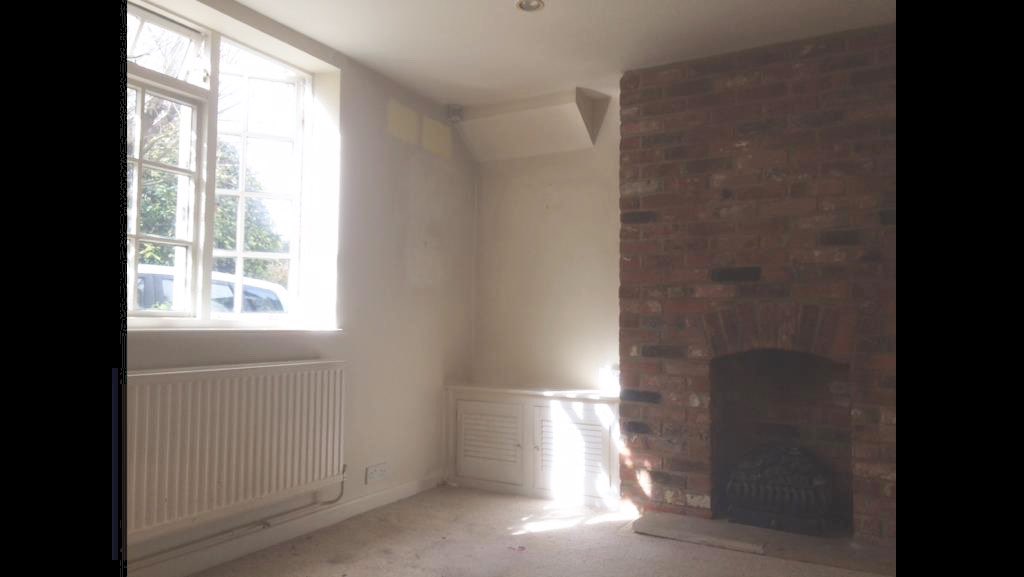 ThePaintHenley's tweet photo. Spring has sprung! 💐 Lovely to transform this cottage lounge to a warm sunny yellow ☀️ #mellowyellow #springcolours #Henleydecorator #ThePaint https://t.co/I6iI8QUUet