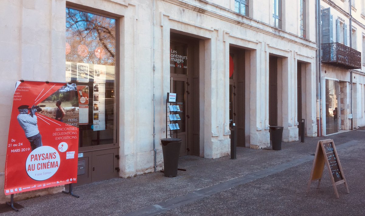 Montreurs's tweet photo. #PlaceDuPin à #Agen c’est jour de #marché ET de #festival ! 🥬🍓📽 https://t.co/rR2a0gI4QM