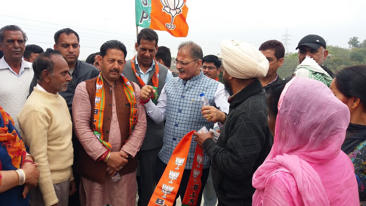 BaldevOfficial's tweet photo. " मेरा परिवार भाजपा परिवार " कार्यक्रम में कासिम नगर के कार्यकर्ता के घर पर भाजपा का ध्वज आरोहण कर जम्मू-पुँछ लोक सभा क्षेत्र से भाजपा प्रत्याशी श्री @mpjugalkishore जी के हक में वोट करने की अपील की ।। 
#MainBhiChowkidar
#HumSabChowkidar
#PhirEkBaarModiSarkar https://t.co/TNLCO6eQlR