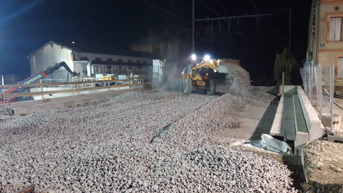 Patrick_Jeantet's tweet photo. 12 000 véhicules traversaient le passage à niveau 19 de Muret.
Ce week-end, @SNCFReseau le remplace par un pont ferroviaire, un ouvrage de 300 tonnes et 14 mètres de long.

78 heures d’interruption des circulations et 80 personnes mobilisées pour mener à bien ce chantier. https://t.co/s1OK16jB3I