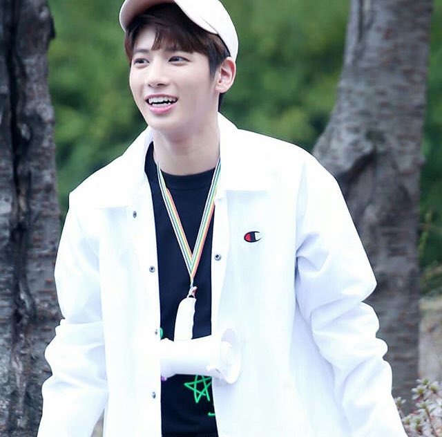 sodjiii's tweet photo. Гляжу на Тэхена, вижу Джонги💜

#TXT #Shinee #Jongyun https://t.co/jUvKcDDiqi