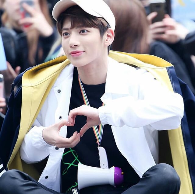 sodjiii's tweet photo. Гляжу на Тэхена, вижу Джонги💜

#TXT #Shinee #Jongyun https://t.co/jUvKcDDiqi