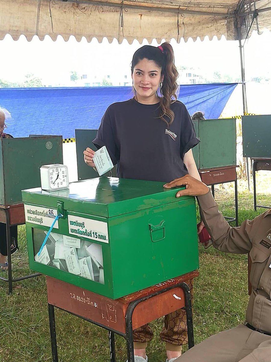 ptwllmm's tweet image. นับถือใจมาร์กี้อ่ะ คือท้องแก่ใกล้คลอดแล้วไง ท้องใหญ่มากกกก เท้าก็บวม ขาก็บวมยังออกมาเลือกตั้งอ่ะ สู้มากแม่ #ThailandElection2019