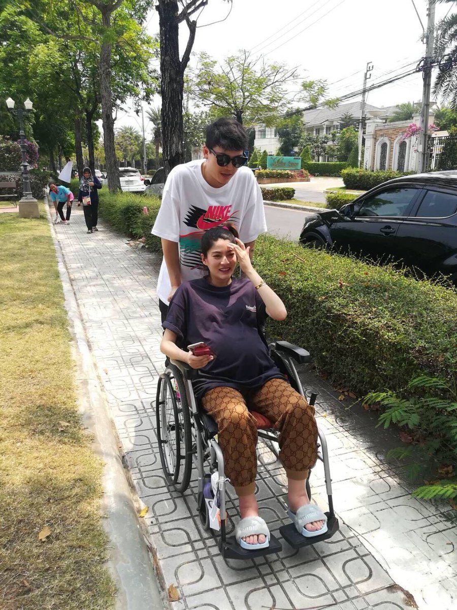 ptwllmm's tweet image. นับถือใจมาร์กี้อ่ะ คือท้องแก่ใกล้คลอดแล้วไง ท้องใหญ่มากกกก เท้าก็บวม ขาก็บวมยังออกมาเลือกตั้งอ่ะ สู้มากแม่ #ThailandElection2019