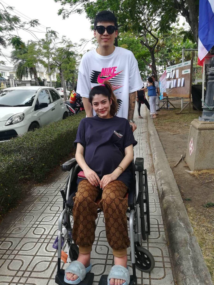 ptwllmm's tweet image. นับถือใจมาร์กี้อ่ะ คือท้องแก่ใกล้คลอดแล้วไง ท้องใหญ่มากกกก เท้าก็บวม ขาก็บวมยังออกมาเลือกตั้งอ่ะ สู้มากแม่ #ThailandElection2019