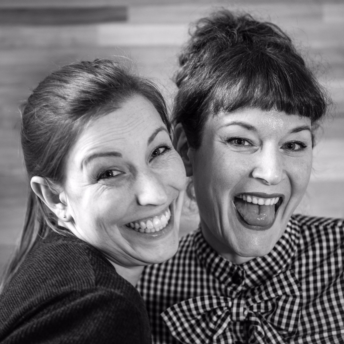 Callymero's tweet photo. Leuteee, #Leipzig hat wieder so Spaß gemacht mit euch!!!! Danke, an @crossmedienne für unseren gemeinsamen Vortrag zu #Zielgruppe und #Mehrwert
Danke an @leanderwattig für die Einladung zur @autorenrunde,
und an alle fürs Knuddeln und Quatschen! 

#lar19
#autorenleben 
#lbm19 https://t.co/8z8wB5vsSB