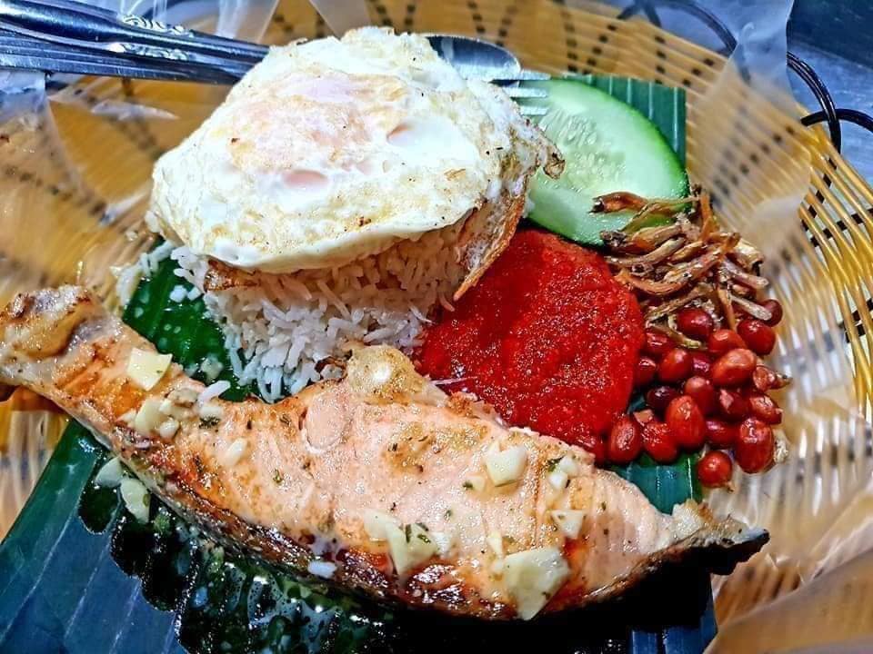 maqanmy's tweet photo. https://t.co/Gr18PaZMoR   - Dah 2019, ni ada lagi yang belum cuba nasi lemak lobster? Min min tahun ni belum lagi, tahun lepas dah hehe. Cuba jangan tak cuba, mmg tak rugi!
.
🍽 Nasi Lemak Lobster JB
.
#maQanJohor https://t.co/kDmIJdMkxD