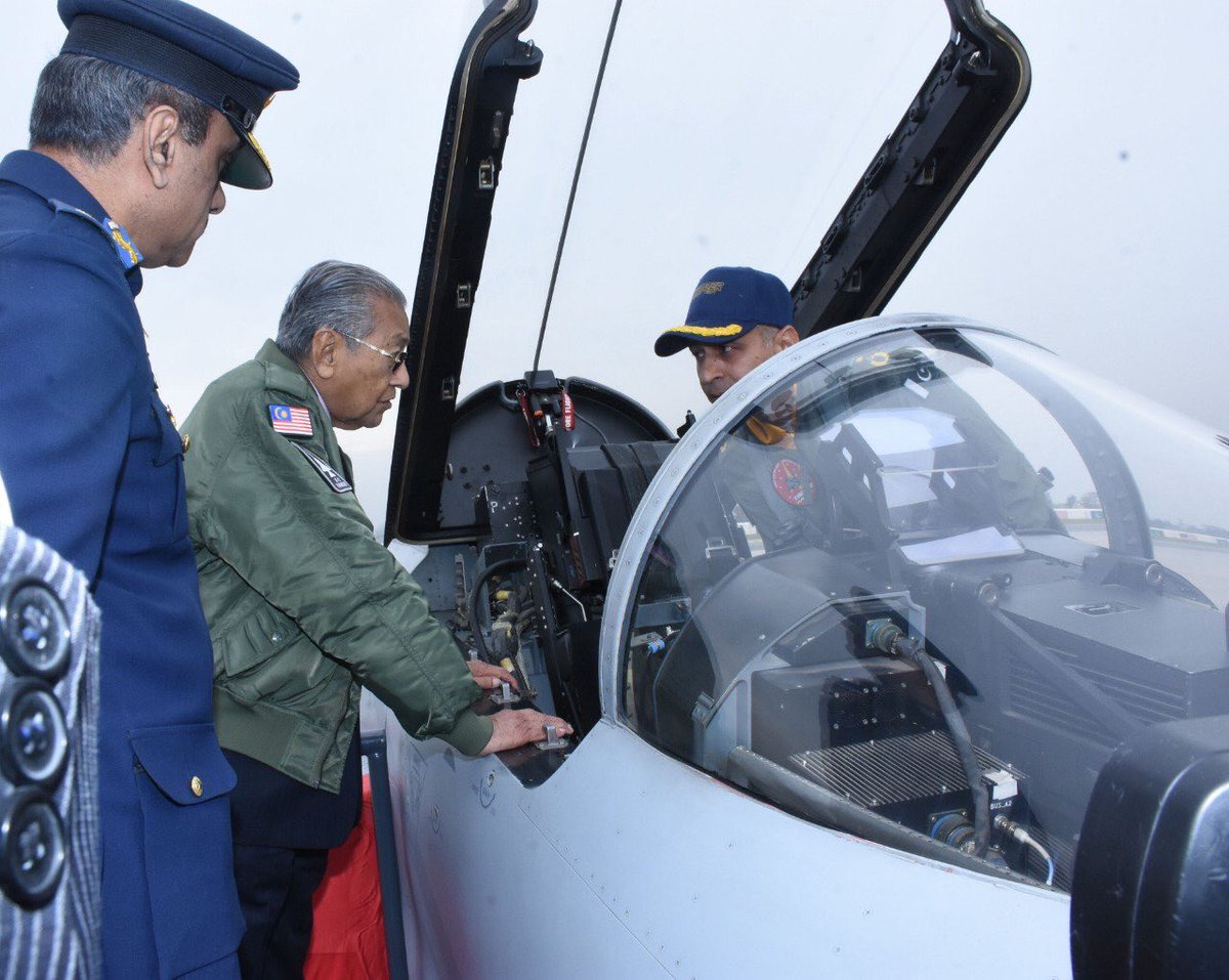 ماليزيا قد تشتري مقاتلات من الصين ( ربما JF-17 Thunder ) D2abF13XQAAfv-Y