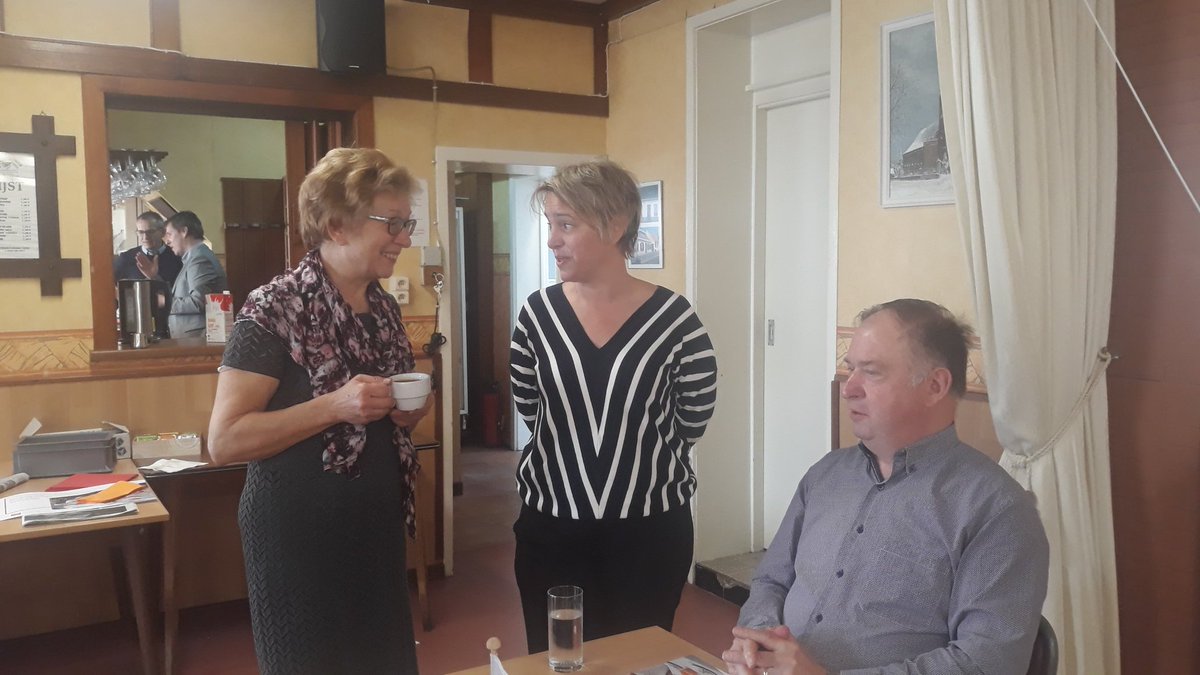 nancyvereecke's tweet photo. Joke Schauvliege te gast op trefpuntontbijt @BewegingNetMVL in Merelbeke Bottelare #vdkbank met vele vrijwilligers. https://t.co/LJnEliMpsD