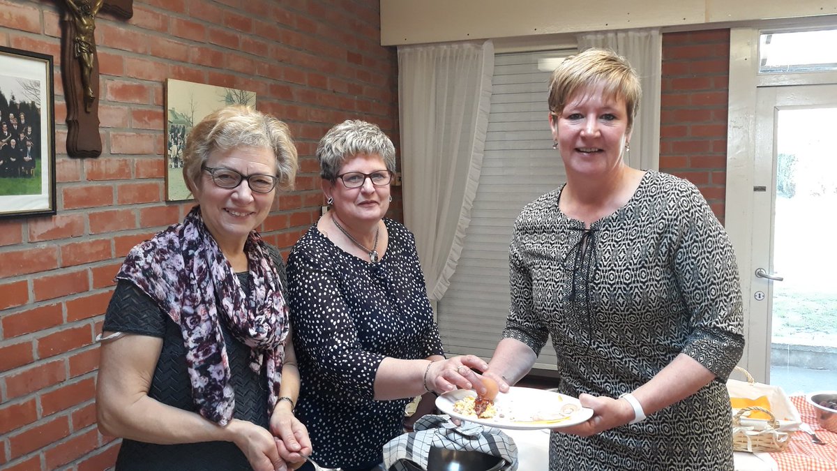 nancyvereecke's tweet photo. Joke Schauvliege te gast op trefpuntontbijt @BewegingNetMVL in Merelbeke Bottelare #vdkbank met vele vrijwilligers. https://t.co/LJnEliMpsD