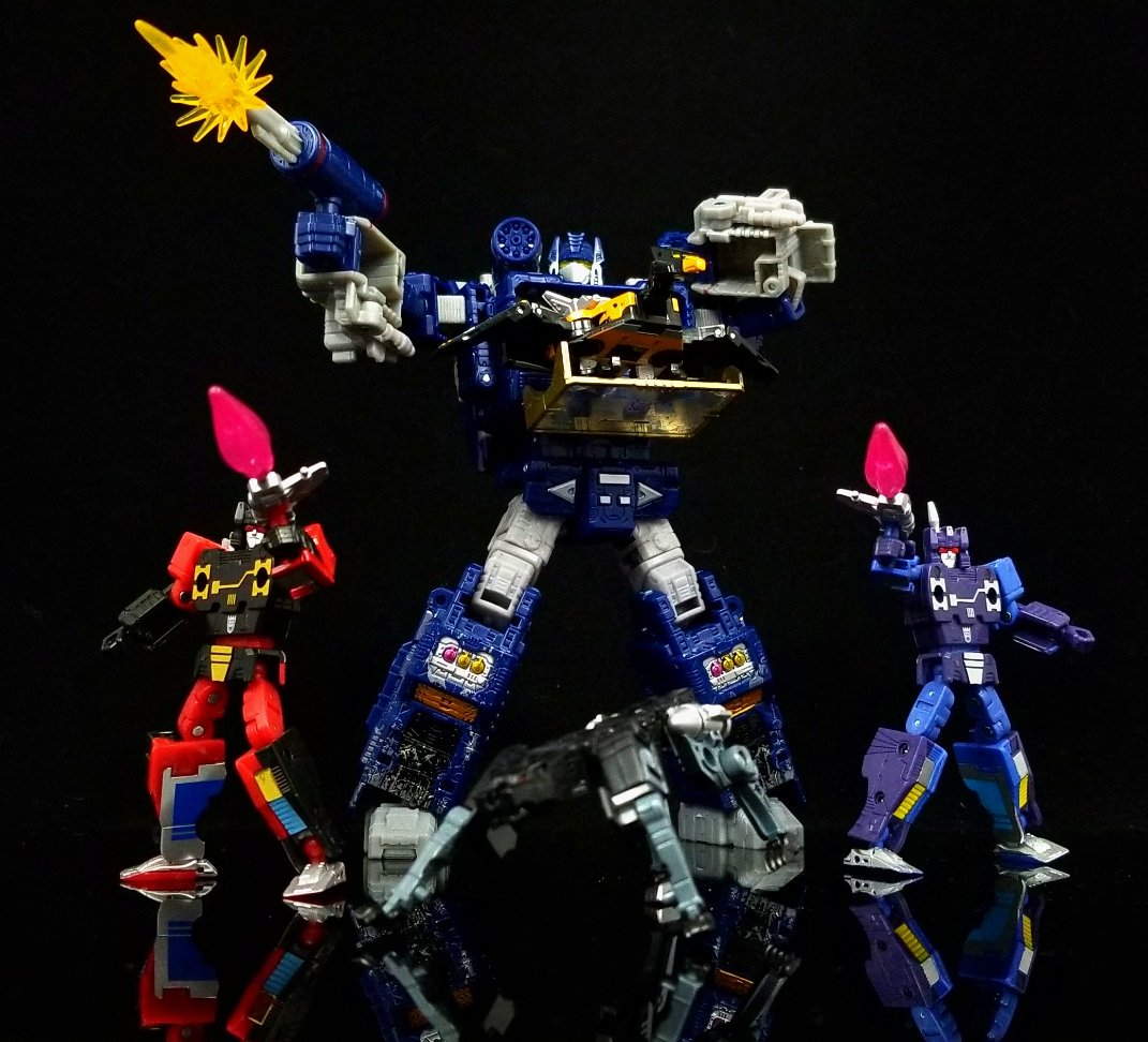 HailHasbro's tweet photo. Siege WFC Soundwave. #soundwave #siege #transformers #transformerscollections #hailhasbro #hasbro #floortime #transformerreviews #transformers4life #plasticcrack #toyphotography #toyphotographs #deluxe #decepticons #hailhasbroreviews #actionfigures https://t.co/YWZ8FOXILj