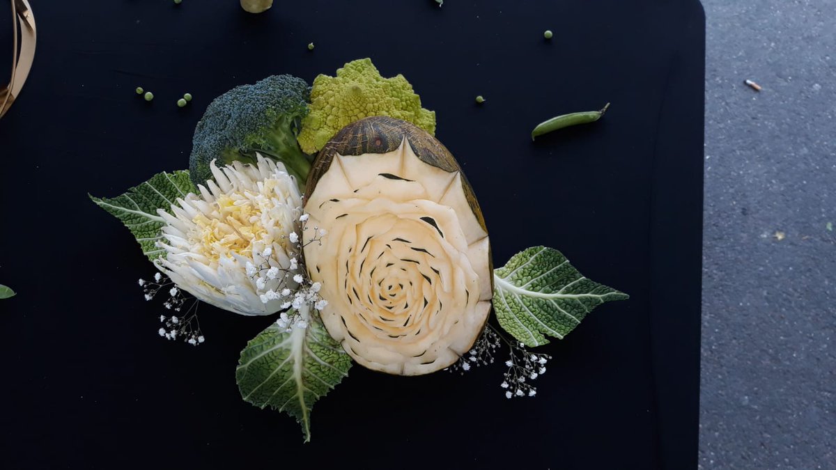 Regarder <a href="/FJaunault/">Fréderic Jaunault</a> à l'œuvre sur le marché des Rives de l'Yerres est impressionnant: combien de temps -et de patience- faut-il pour accomplir ce travail d'orfèvre qui aboutit à une œuvre éphémère ? #GOODFRANCE #GF2019 #GoutDeFrance <a href="/_gastronomie_/">Goût de France - Fête la gastronomie</a> <a href="/VilledeYerres/">Yerres</a>