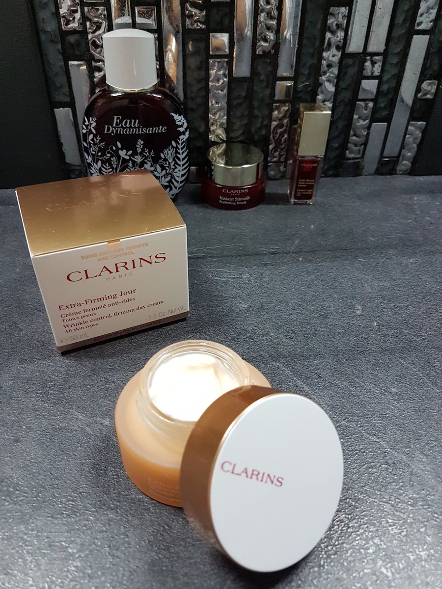 injy66's tweet photo. Mon 1er jour avec #ExtraFirming de @ClarinsFR 🌞
👉 texture fluide et non grasse
👉 pénètre super vite
👉 aucun tiraillements
👉 parfum léger et agréable
👉 sensation de bien être immédiat
👉 j adore !!! https://t.co/9zYkQ3I740