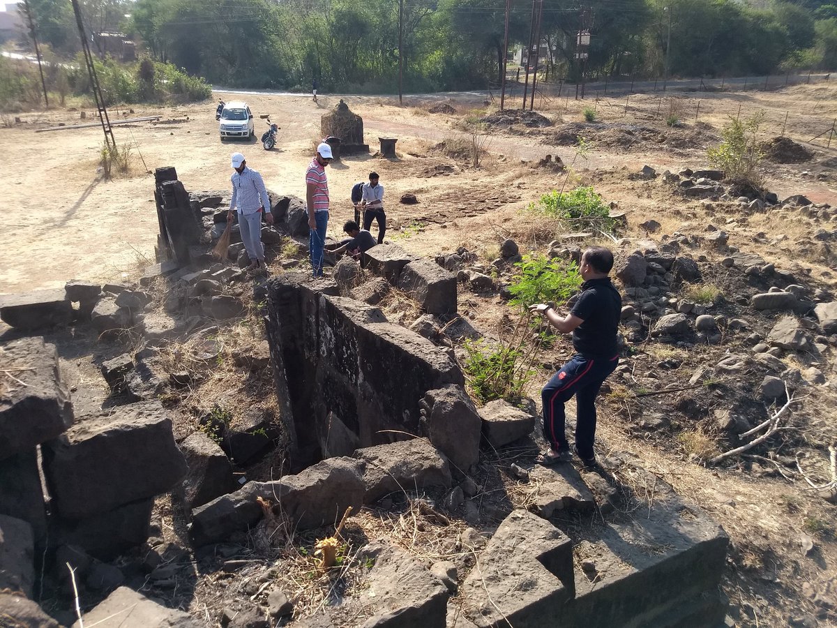 rohitbadde's tweet photo. Volunteers contributing their bit of work. Still long way to go. But I would say good start.Volunteers who are not active on twitter, I will tag them later. I would encourage everyone to bring out this movement all over India.
#ReclaimTemples
#yesitispossible https://t.co/R04RnDaJ8b