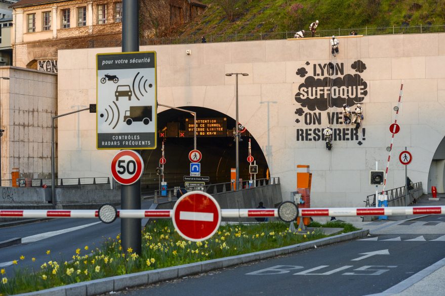 lyoncap's tweet photo. "Lyon suffoque" : tag géant de Greenpeace sur le tunnel de la Croix-Rousse https://t.co/u3bVTyY1cQ https://t.co/cjG48caaUY