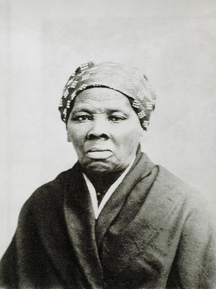 franceculture's tweet photo. Dans son dernier essai, "Un féminisme décolonial", Françoise Vergès fait la critique d'un féminisme occidental et bourgeois qui chercherait à donner des leçons aux femmes racisées plutôt qu'à les émanciper. https://t.co/lqkRewqmHL https://t.co/laJbARlvdP