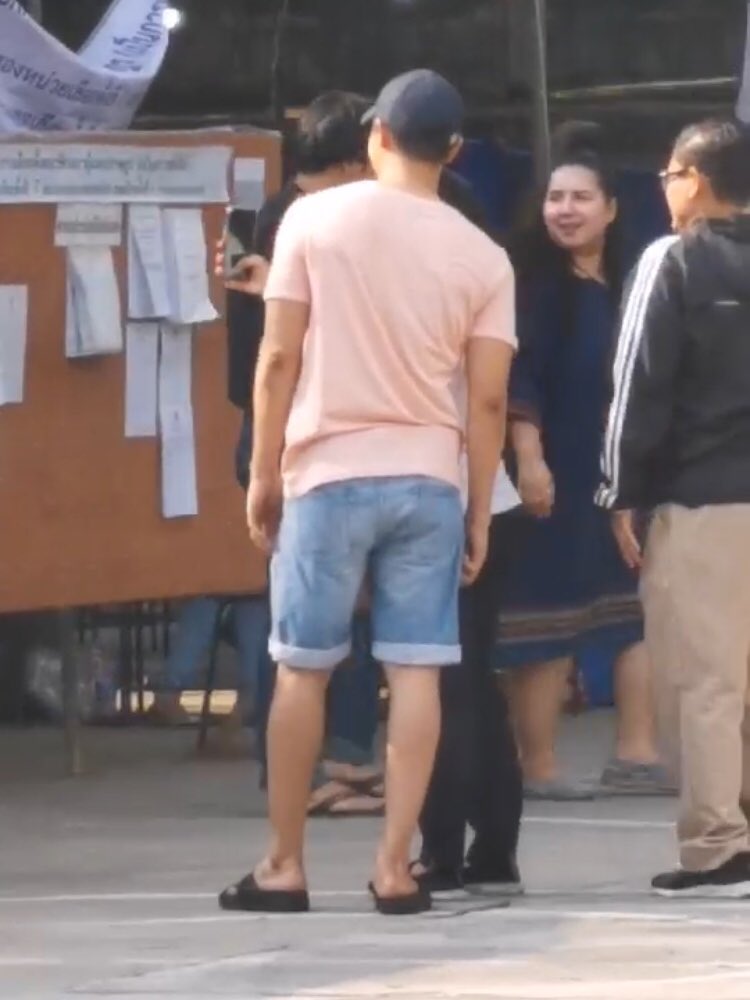 kondeekhonglung's tweet photo. ภาพที่ทุกคนรอคอย เหนือความคาดหมายจริงๆพ่อเอ้ยยย 
ลุงคือชิลมาก เสื้อยืด กางเกงยีนขาสั้น ที่สำคัญพ่อขี่มอไซด์ไปเอง 555 ไปเลือกตั้งหน่วยเลือกตั้งใกล้บ้าน แชทไปถามเจ้าของเฟสมา เค้าบอกลุงมาเลือกตั้งช่วง 4 โมงเย็นนี่เองค่ะ ไม่ได้ไปแต่เช้าเน้ออ   Cr. สุธินี ใจคำ #popezaap https://t.co/ZS2J2rYy92