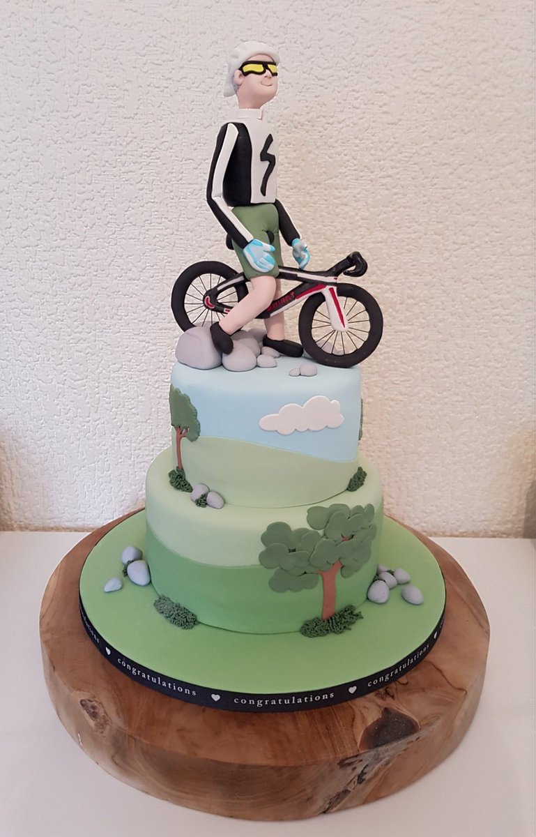AuntieCakeBakes's tweet photo. Birthday cake for a cyclist. π²π΄ββοΈπ΅ββοΈ
Everything handmade, including the bike!
#AuntieCakeBakes #baking #cake #cyclingcake #cycling #bicyclecake #bicycle #vanillacake #chocolatecake #modelmaking #cakemaker #cakedesign #cakedesigner #cakeartist #eastlondonbaker #essexbaker https://t.co/FC45jlAHqJ