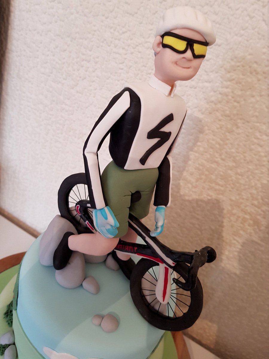 AuntieCakeBakes's tweet photo. Birthday cake for a cyclist. π²π΄ββοΈπ΅ββοΈ
Everything handmade, including the bike!
#AuntieCakeBakes #baking #cake #cyclingcake #cycling #bicyclecake #bicycle #vanillacake #chocolatecake #modelmaking #cakemaker #cakedesign #cakedesigner #cakeartist #eastlondonbaker #essexbaker https://t.co/FC45jlAHqJ