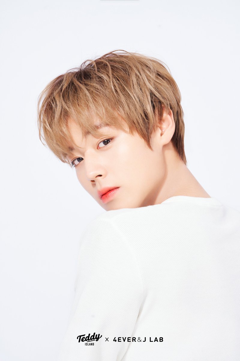 teddyisland_twt's tweet photo. ⭐️박지훈 마스크팩 공개 D-1⭐️

바로 내일 👉3월 25일 월요일 오후 5시👈
<박지훈 마스크팩>이 드.디.어 공개됩니다🥰❤️

월요병을 치유할 어깨미남 윙깅이 과질 살포시 놓고가요 📸
하... 우리 지훈이 직각어깨 모르는 사람 없게 해주세요😭😭

#지훈이사진다내꼬 #폰갤러리에저장  #박지훈마스크팩 https://t.co/xxu3GzrHyt